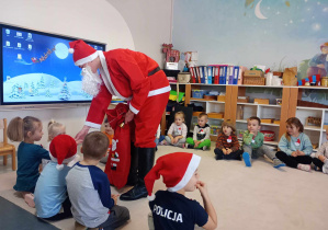 Mikołaj wita się z dziećmi