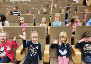 przedszkolaki siedzą w kinie