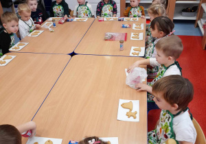 Dzieci dekorują pierniczki
