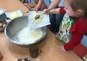 Dziewczynka przygotowuje ciasto