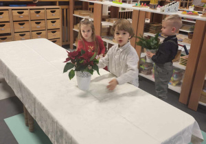 dzieci dekorują stół