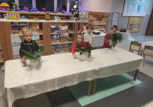 dzieci dekorują stół