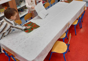 Dzieci przygotowują stół