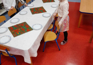 Dzieci podczas przgotowywania stołu