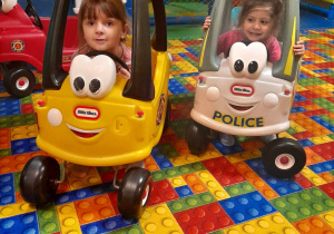 Dziewczynki jeżdzą autkami