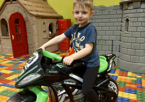 Chłopiec siedzi na motorze