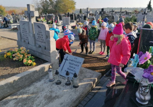 Dzieci grabia wokół grobu 1