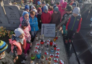 Dzieci stoja wokół grobu 2