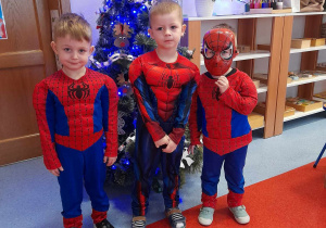 Chłopcy w swoich strojach spidermanów