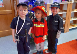 Chłopcy - policjanci i strażak