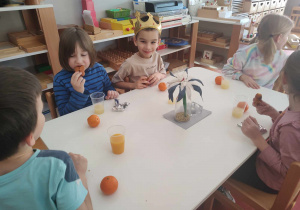 dzieci siedza przy stolikach