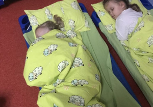 Dziewczynki śpią na leżaczkach