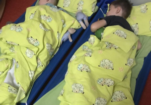 Chłopcy śpią na leżaczkach