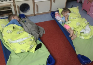 Dzieci śpią na leżaczkach