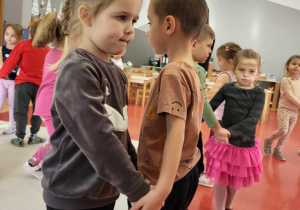 dziewczynka tańczy z chłopcem