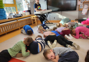 przedszkolaki naśladują śpiące niedźwiadki