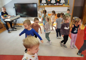 przedszkolaki poruszają się przy muzyce