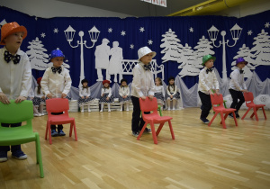 taniec chłopców z krzesłami