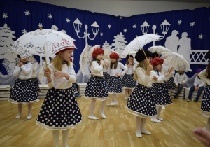 dziewczynki tańczą z parasolkami