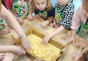 dzieci układają ciasto w brytfannie