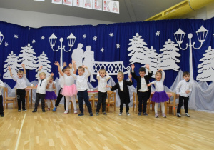 przedszkolaki śpiewają piosenkę i ilustrują gestami