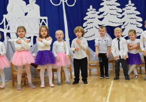 przedszkolaki pokazują gesty