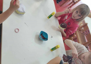 dzieci maluja pączki