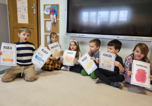 Dzieci prezentują składniki z których powstają pączki