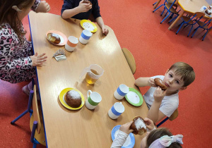przedszkolaki jedzą pączki