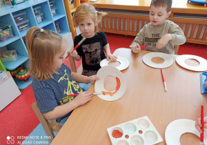 dzieci malują pączki