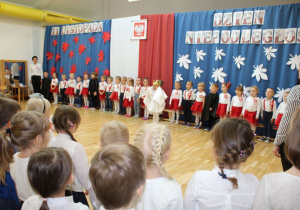 Dzieci śpiewaja hymn