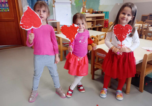 dziewczynki prezentują swoje wyklejone serca