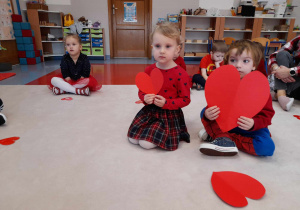 Dzieci prezentują serca: duże i male