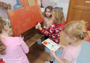 dziewczynki malują domek