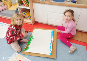 dziewczynki malują obraz