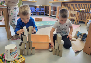 chłopcy układają wieżę