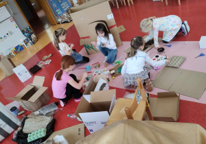 dzieci tworzą zabawki