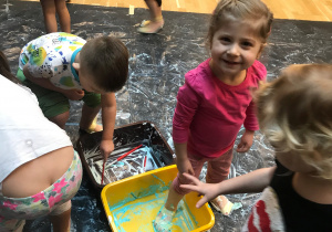 Dzieci malują farbami jadalnymi
