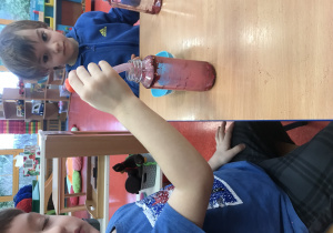 Dzieci tworzą walentynkowe butelki sensoryczne3