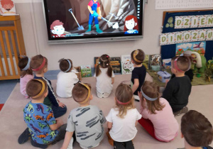 Dzieci oglądają film o paleontologu