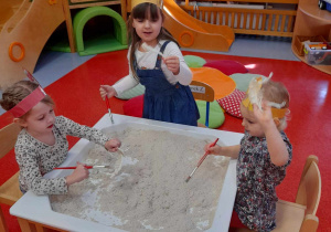 Dziewczynki odkopują szkielet dinozaura