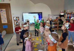 dzieci pokazują odnalezione dinozaury