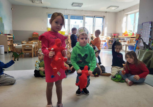 przedszkolaki klasyfikują swoje dinozaury