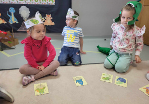 dzieci prezentują swoje ułożone dinozaury