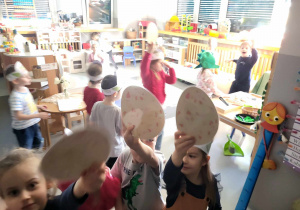 dzieci pokazuje odnalezione w sali jaja dinozaurów