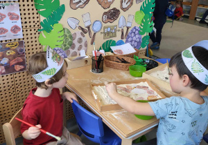chłopcy bawią się w paleontologów