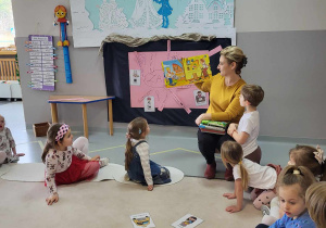 Pani Magda pokazuje dzieciom ilustracje