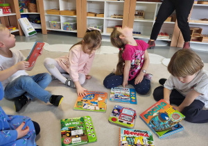 dzieci wybierają książeczki do czytania i oglądania