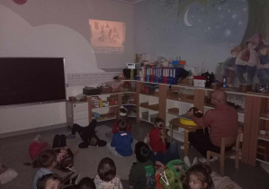 dzieci oglądają bajkę z projektora