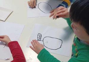 dzieci rysują czarną kreda jabłko